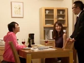 美痴女お姉さんが友人の夫を寝取られ逆性的暴行してしまう顔射のエロ動画