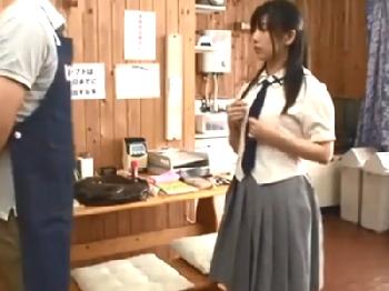 『嫌ぁぁ!やめてっ!』万引き女子校生の弱みにつけこみ容赦なく犯す無慈悲店長!美少女顔射レイプのエロ動画