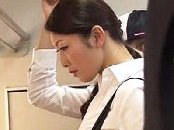 スタイル抜群の美人教師が満員電車で痴漢され中出しされる悲劇レイプのエロ動画