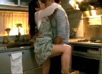 欲求不満な嫁母の色気がヤバイ!嫁の実家で誰にもバレないように近親交尾!痴女人妻熟女近親相姦のエロ動画