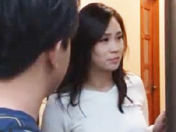 美魔女な親戚のおばさんさんが親戚のエロガキ2人を預かった夜に夜這いされて近親3Pパコ巨乳人妻熟女顔射近親相姦のエロ動画