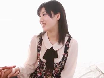 透き通った透明感の美形少女が全力で頑張るデビュー作美竹すずのエロ動画