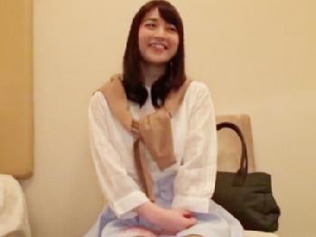 アラサーにはとても見えない可愛らしさの素人主婦を逝かせまくる人妻中出しのエロ動画