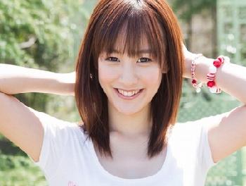 透き通るようなアイドル美形少女がアダルトビデオデビュー!ポジティブで笑顔の可愛い美形少女が初絡みから本気イキ巨乳美少女ロリデ...