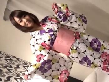 浴衣に着替えさせたムチムチ系素人！程よい肉厚娘に大量中出し巨乳コスプレパイパンハメ撮りのエロ動画