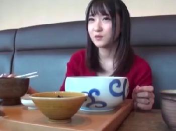 ナンパした童顔娘をホテルに連れ込み→大人イチモツでおマンコかき回して中出し！巨乳素人美少女ロリのエロ動画