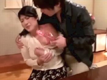 「お願いもっと突いてぇッ」一人エッチ中毒の熟女妻が息子の友人を誘惑W痴女人妻オナニーのエロ動画