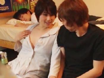 40代の淫乱マダムが息子の友人を誘惑して中出しエッチ巨乳痴女人妻熟女のエロ動画