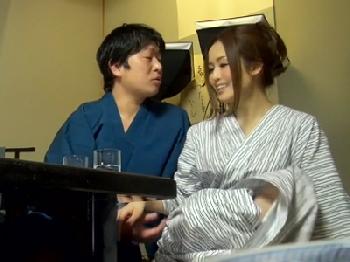 旅行中の熟女を夜這いして娘が隣で寝てるのに男性器ぶち込む!素人痴女のエロ動画