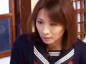 セーラー服姿で義理息子を誘惑してパコらせる欲求不満のお母ちゃん人妻コスプレ顔射近親相姦のエロ動画