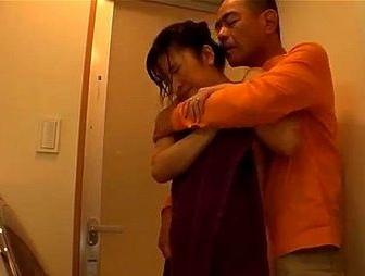 弟にせがまれて素股了承→案の定途中で挿入中出しされちゃう巨乳お姉ちゃんお姉さん近親相姦のエロ動画