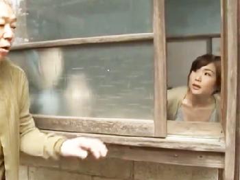 『さ、入って？』一人になるなり間男ジジイを招き入れて性行為楽しむ田舎のマダムお姉さん痴女人妻のエロ動画