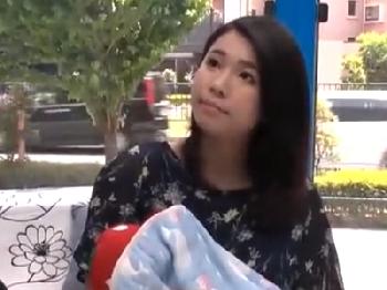 「え…お母ちゃんウソ…」父親もいるのに娘の前で乱れちゃうお母ちゃんW素人美少女人妻3Pのエロ動画