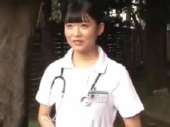 エロいマッサージで恥じらいながらも感じまくって潮吹きしちゃう女子校生!美少女のエロ動画