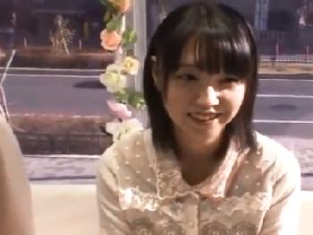 『やだ…恥ずかしい』現役女子大生が友人の目の前で肉棒をハメられ悶絶！素人美少女ロリのエロ動画