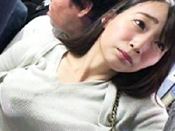 ぎゅうぎゅう詰めのバス内で密着したリーマンに欲情したきれいなお姉さんが我慢出来ずに痴女行為Wのエロ動画