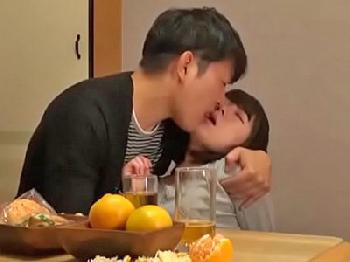 酔っ払った兄が寝ているそばで兄の嫁さんを寝取る弟巨乳人妻近親相姦のエロ動画