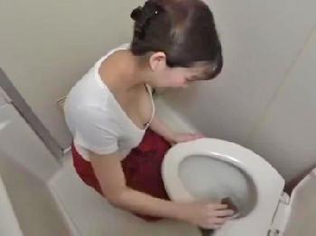 家政婦なのに胸元がぱっくり開いてる服できた美形お姉さんに理性崩壊巨乳のエロ動画