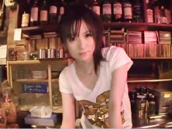 『ここでしちゃう?』ド淫乱なバーで働くギャル店員を店内ハメ!素人ハメ撮りのエロ動画
