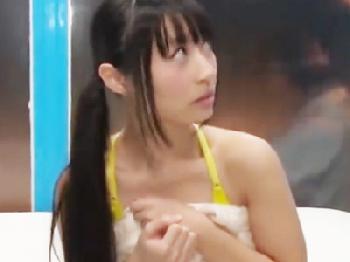 黒髪ロングの素人女子大生の警戒心をマッサージで解いて彼氏の前で寝取り中出し美少女のエロ動画