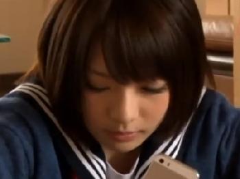 友人の妹が強烈かわいい女子校生だったのでこたつ内で隠れて中出し！素人美少女ロリのエロ動画