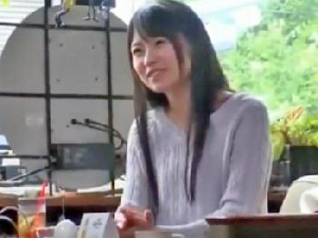 ロケバスでこっそり隠れて性行為する女優さん巨乳お姉さんのエロ動画