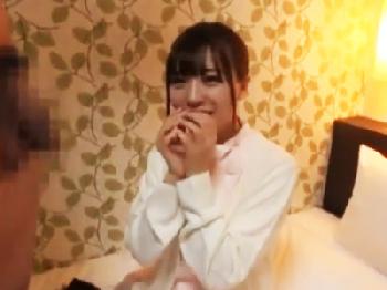 「触るだけでいいんですか？」恥ずかしがりながらイチモツをシゴいてくれる現役看護師と中出しハメ撮り素人美少女のエロ動画