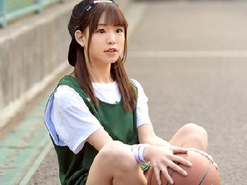 プロ男優も汗だくになるほどタフなバスケで鍛えたウエスト53CMの現役女子大生2年巨乳美少女デビュー作双葉良香のエロ動画