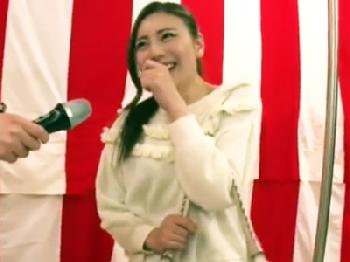 悪戯されながらクイズに挑戦するもタイムオーバーで即ずぼ罰ゲーム巨乳素人お姉さんのエロ動画