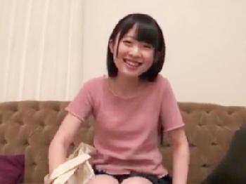 『緊張してます…』アイドル顔の黒髪女子大生とハメ撮り性交！素人美少女ロリ顔射のエロ動画