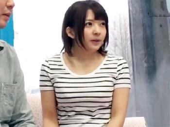 『ココでですかっ！？』神カワ素人娘が初対面男性の男性器を優しくシゴキあげ！巨乳美少女痴女顔射ナンパフェラのエロ動画