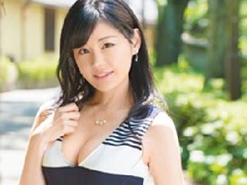 チンポが挿入されたとたんに絶叫悶絶する超敏感ドマゾ妻巨乳素人人妻のエロ動画