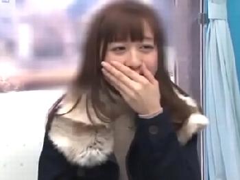 激烈可愛い美形少女が童貞陰茎をマジックミラー号の中で筆おろし！素人美少女のエロ動画