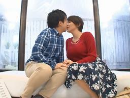 新しくできた義理息子がチェリーボーイだと言うことを知って筆おろしする母巨乳素人人妻童貞近親相姦のエロ動画