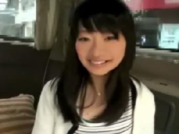 幼顔な素人娘が押しに負けて目隠しのない車内で羞恥カーFUCK美少女ロリ中出しハメ撮りのエロ動画