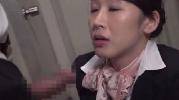 仕事中でも関係なく機長との浮気を楽しむCAさん人妻熟女フェラ中出しのエロ動画