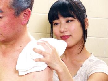 絶倫爺さん達のど淫乱な要望にも応えちゃう淫乱介護士のじっくりベロ口づけ性交美少女フェラ手コキ3Pのエロ動画