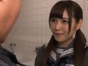 パンツを覗こうとしてたオッサンを公衆トイレに連れ込み逆レイプしちゃう幼顔女子校生ロリのエロ動画