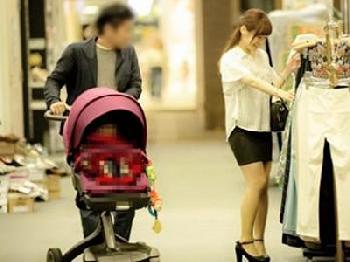 ベビーカーを押しながら街にいた夫婦をナンパし寝取りファック素人人妻のエロ動画