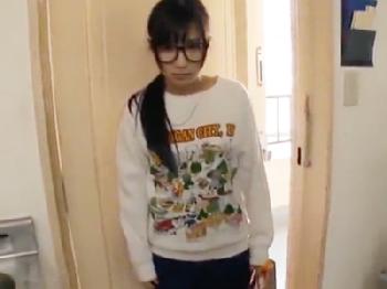 アブノーマルビッグ尻めがねっ娘・栄川乃亜を自宅連れ込み→即ハメ開始で生中出し美少女痴女のエロ動画