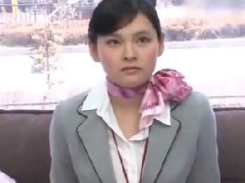 素人CAがマジックミラー号でSEXを知らない男君に優しく筆おろし!ゴムに溜まった濃密子種にビックリ!巨乳童貞のエロ動画