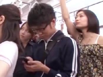 電車内で気の弱そうな男をターゲットにして逆痴漢→フェラチオ抜きする痴女集団手コキのエロ動画