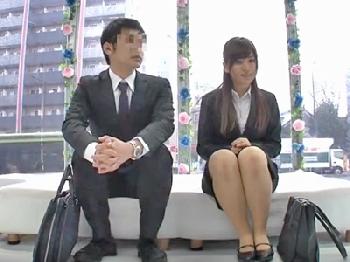 密室で2人きりにされた同僚男女が濃密中出しファック素人OLナンパのエロ動画