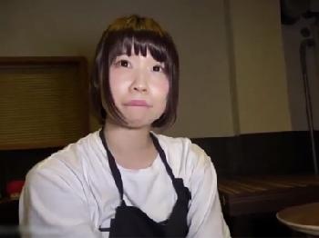 『でちゃうの‥？』つぶらな瞳の小動物系女子がまさかのオジサン2人相手に淫乱パコ美少女痴女ハメ撮り3Pのエロ動画