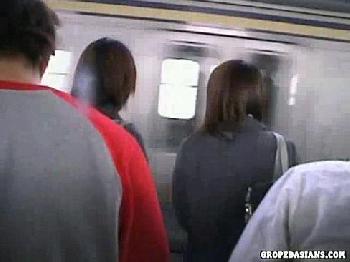 どうやって撮ったか不明な素人女子校生2人をつけて電車で囲んで悲惨な痴漢凌辱レイプのエロ動画