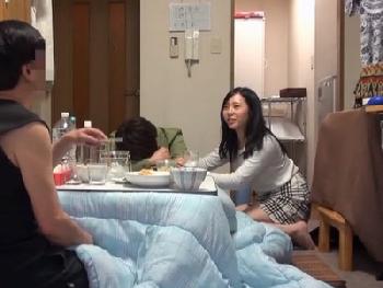 アダルトビデオ監督の自宅でマダムを寝取る！寝取られ願望の強い編集マンの妻が隠し撮り2連発W巨乳素人人妻盗撮のエロ動画