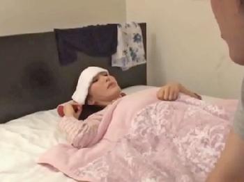 熱があって朦朧とするお母ちゃんを看病SEXする息子巨乳人妻中出し近親相姦のエロ動画