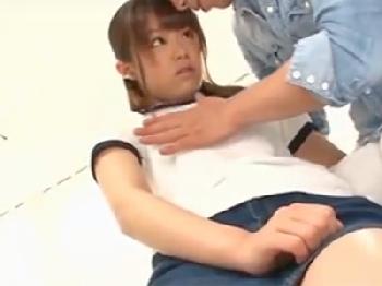 『痛いッ』涙目を浮かべながら処女を卒業する素人娘美少女のエロ動画