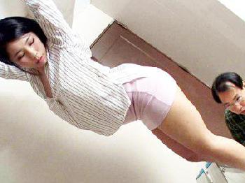 1人寂しく暮らしていた中年男の隣に引っ越してきたエロさ満載奥様のおかげで人生バラ色密通巨乳痴女人妻水澤りこのエロ動画