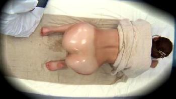 お尻の日焼け跡が最高なギャルをオイルマッサで気持ち良くして中出し交尾素人水着のエロ動画